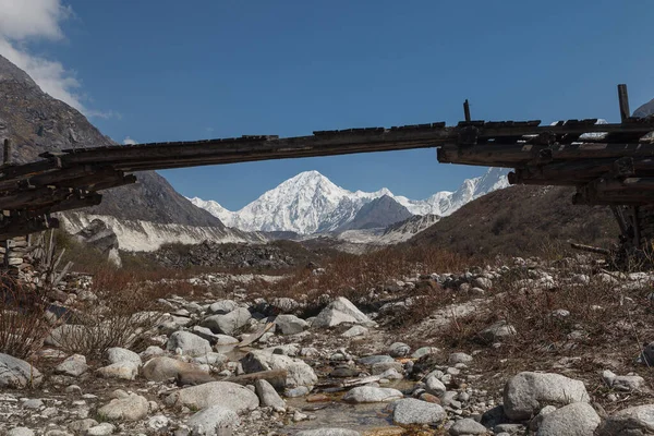 从山谷中俯瞰着白雪覆盖的群山 有一座薄薄的桥 喜马拉雅山 马那斯卢 — 图库照片