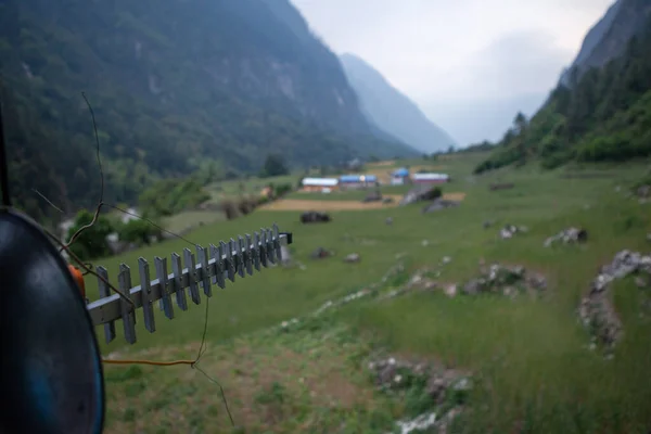 Vallée Verte Avec Des Arbres Des Maisons Dans Les Tronçons — Photo