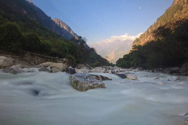 Himalayalar Vadisindeki Hızlı Dağ Nehri Gün Doğumunda — Stok fotoğraf