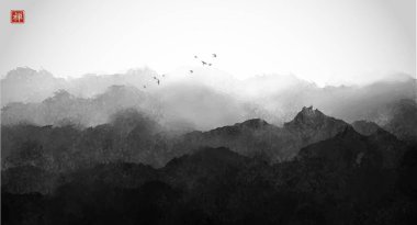 Sisli orman dağları ve kuş sürüleriyle minimalist bir manzara. Geleneksel Japon mürekkebi sumi-e boyar. Hiyeroglifin çevirisi - zen.