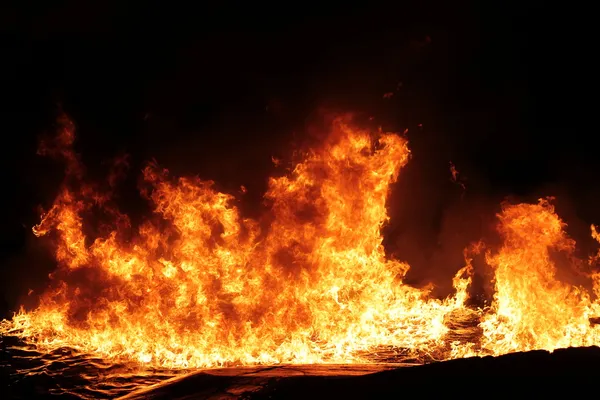 Koyu arka plan üzerinde büyük yangın Telifsiz Stok Fotoğraflar