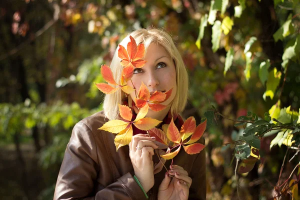 Hermoso retrato de otoño de la chica — Foto de Stock