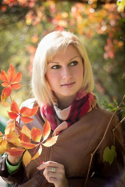 Портрет девушки с яркими листьями — стоковое фото
