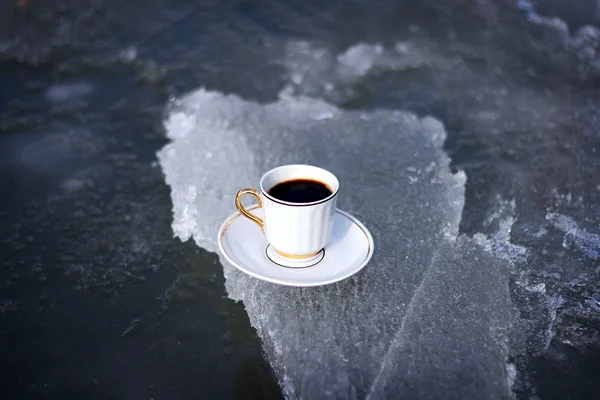 Kopp kaffe på is — Stockfoto