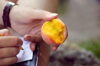 ısırılan bir el, şeftali.