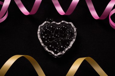 cam takı çanak siyah bir arka plan rengi şerit