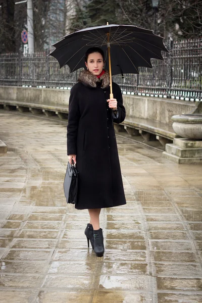 Уверенная деловая женщина с зонтиком — стоковое фото