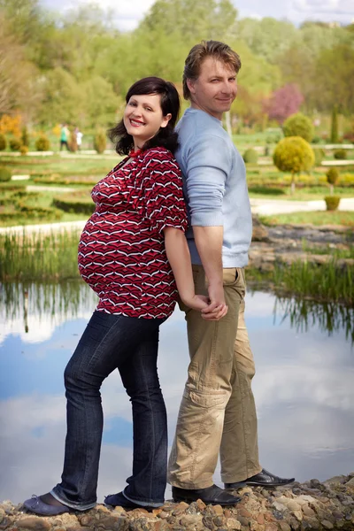 Schwangere glückliche junge Paar träumt von der Zukunft — Stockfoto