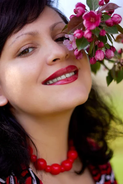 Portrait de la fille avec une branche en fleurs — Photo