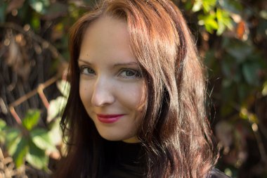 bir güneş ışığında kadın gülümsüyor