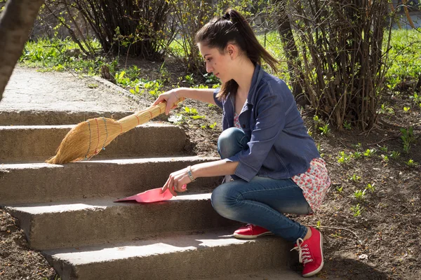 Girl sweeps steps — Stock Photo, Image