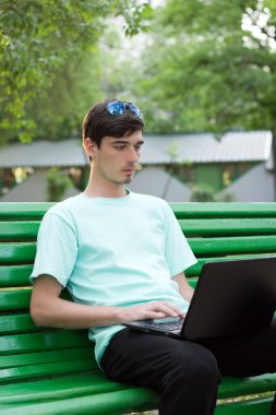 Parkta çalışıyorum.