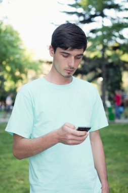 çekici genç adam açık havada telefonla aramalar