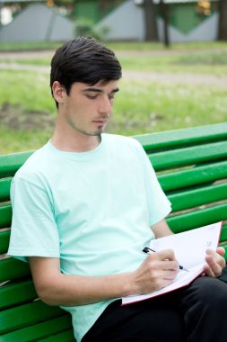 adam, bir Not Defteri'nde giriş yapar.