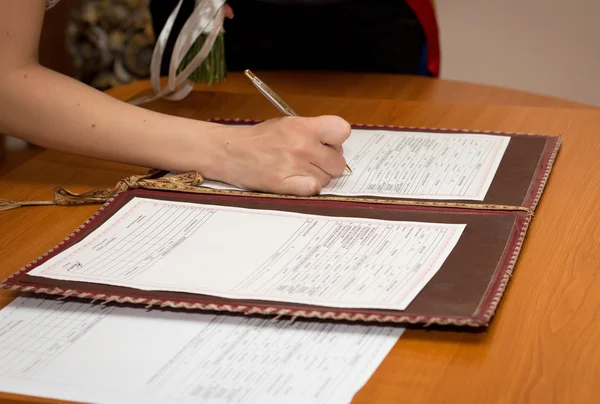 Sposa che firma il certificato di matrimonio — Foto Stock