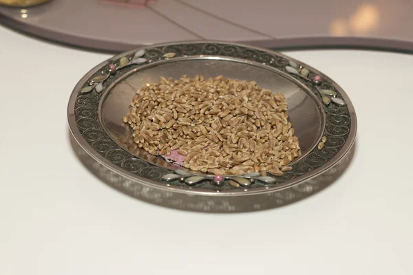 Зерна пшеницы в металлической тарелке — стоковое фото