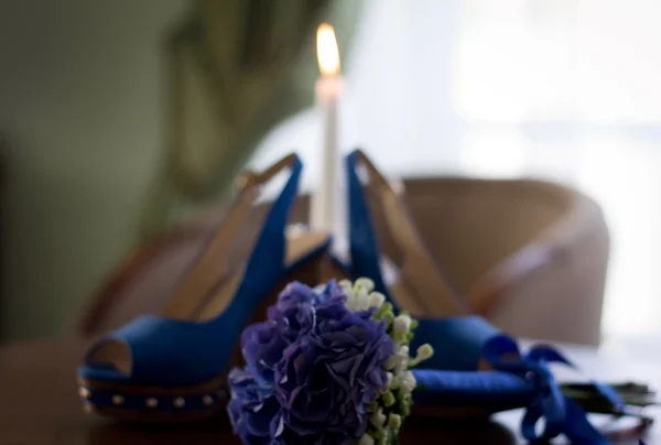 Свадебные цветы, обувь и свечи — стоковое фото