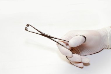 el razzhy ile fixer piercing için kelepçe için tutarak