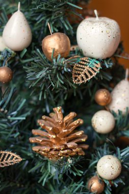 çam ağacı üzerinde yılbaşı oyuncakları
