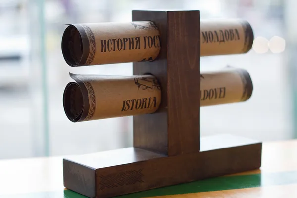 Papír konvoluce v dřevěný stojan — Stock fotografie