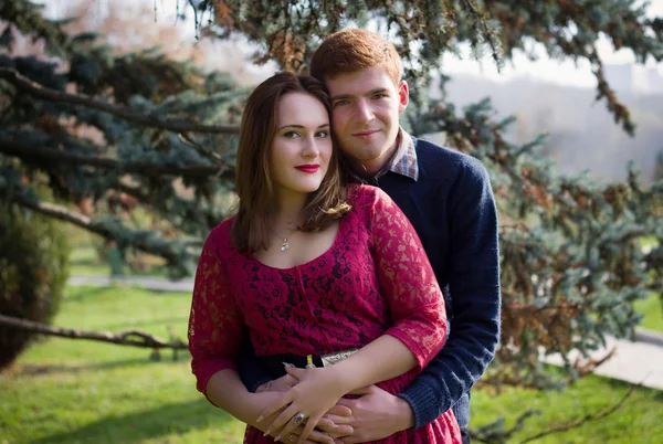 Feliz joven pareja enamorada — Foto de Stock