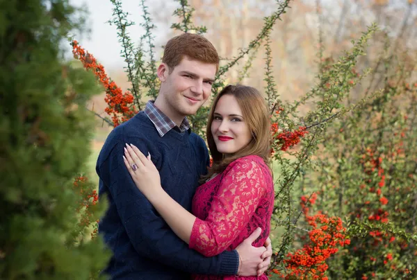 Gelukkig jong paar in liefde — Stockfoto