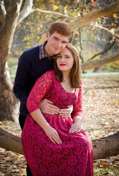 Feliz joven pareja enamorada — Foto de Stock