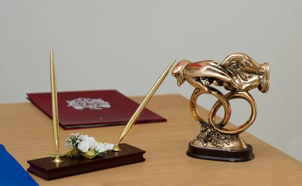 Wedding statue, wedding rings and hands — Stock Photo, Image