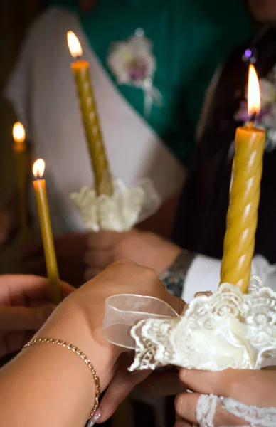 Encender velas creencia en la iglesia — Foto de Stock