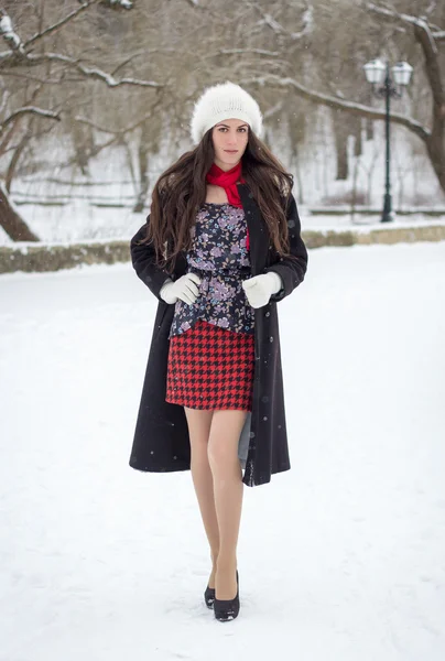 Joyeux caucasien jeune femme par temps neigeux — Photo