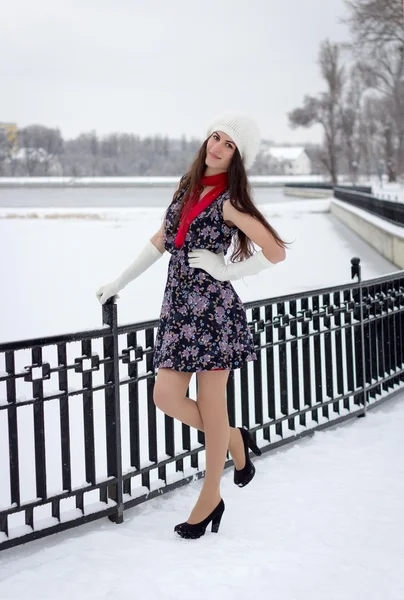 Joyeux caucasien jeune femme par temps neigeux — Photo