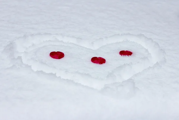 Τρεις κόκκινες καρδιές σε χιόνι καρδιά — Φωτογραφία Αρχείου