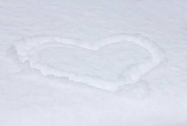 在雪上绘制的心 — 图库照片