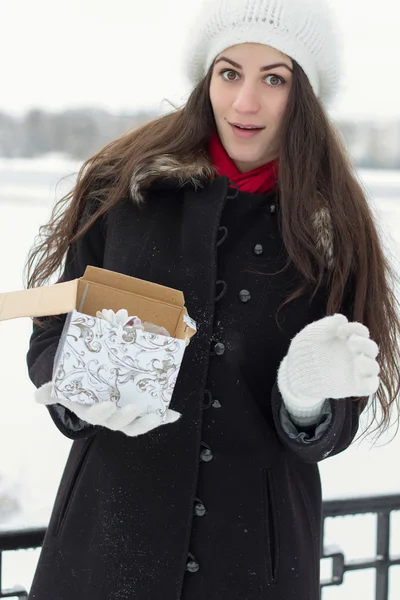 Alegre caucásico joven mujer en nevado tiempo es sorprendido a — Foto de Stock