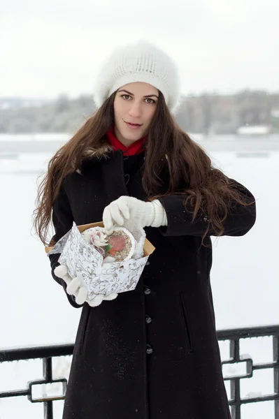 Glada kaukasiska ung kvinna i snöiga väder får en gåva fro — Stockfoto