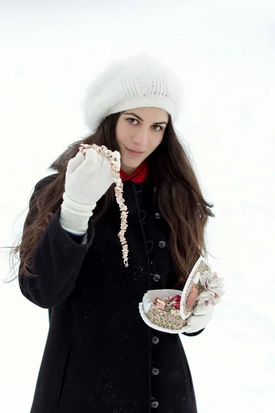 Vrolijke Kaukasische jonge vrouw krijgt kostuum juwelen van een caske — Stockfoto