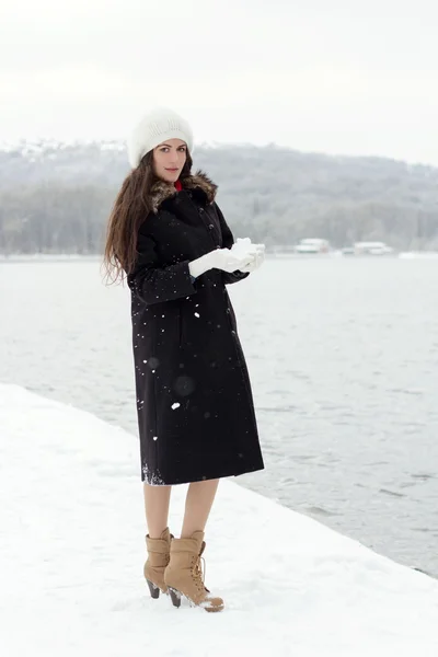 Fröhliche kaukasische junge Frau bei schneebedecktem Wetter am Ufer des — Stockfoto