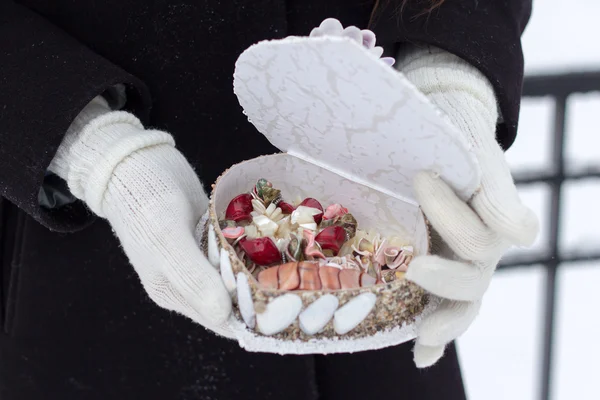 Девушка держит гроб в перчатках с бусами — стоковое фото