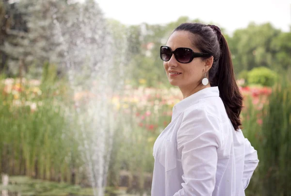 The smiling girl at the fountain — Stock Photo, Image