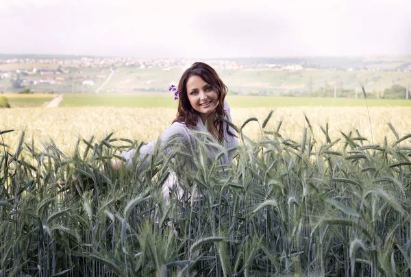 Portrait de la fille dans un champ de blé — Photo