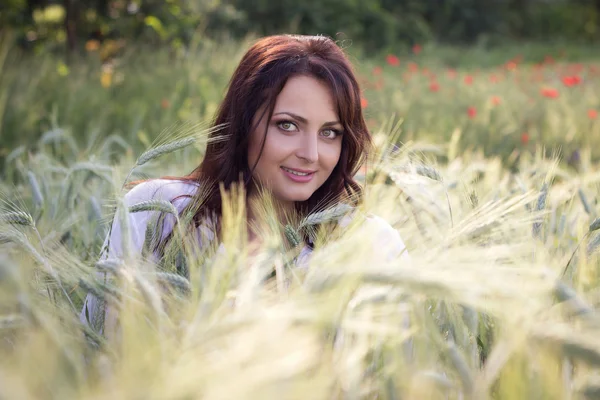 Portrait de la fille dans un champ de blé — Photo