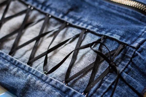 Элементы джинсовой женской одежды — стоковое фото