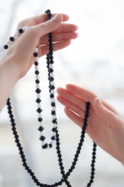 Två kvinna händer med pärlor — Stockfoto