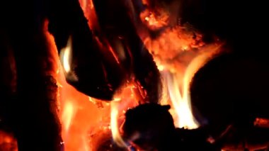 Şöminedeki odun yanıklarından yüksek sıcaklıkta parlak bir ateş.