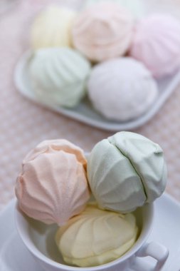 Lezzetli taze, çok renkli marşmelov servis masasının üzerinde duruyor.