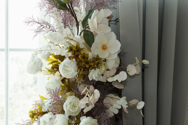 Boeket Van Mooie Witte Sierbloem Gemaakt Van Materiaal Kunststof Opknoping — Stockfoto