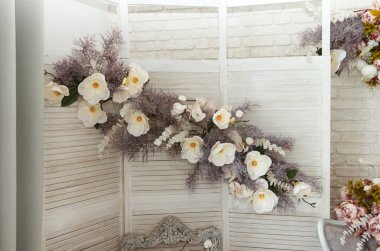 İç mekanın bir parçası olarak kumaş ve plastikten yapılmış güzel beyaz süs çiçeği buketi.