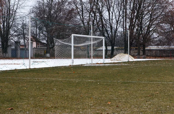 足球场上有网架的足球场白色大门 冬季室外 — 图库照片