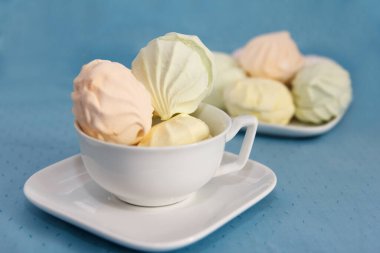 Lezzetli taze, çok renkli marşmelov servis masasının üzerinde duruyor.