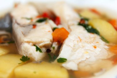 Geleneksel lezzetli lezzetli balık çorbası. Öğle yemeğinde sıcak servis ediliyor.